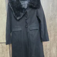 پالتو مشکی سایز ۴۶. و کاپشن سفید سایز ۳۶