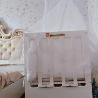 تخت کنار مادر