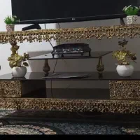 زیر تلویزیون و ساعت برنز