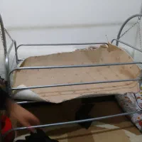 گهواره کودک فلزی قابل جمع شدن با پشه بند مربوطه