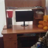 میز کامپیوتر و کتاب خانه