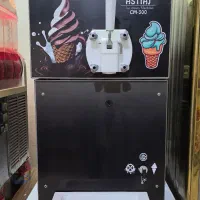 یک دستگاه بستنی با یخ در بهشت و شربت سرد کن