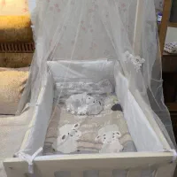 تخت کنار مادر
