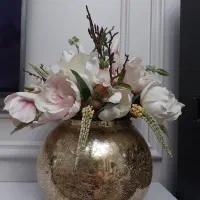 گلدان طلایی با گل لمسی قابل شستشو