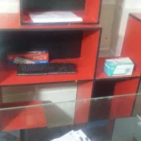 یک عدد میز ودو عدد شلف