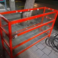 ویترین بزرگ به همراه چند استند سوپر مارکت