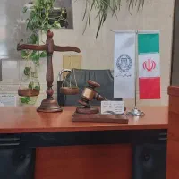 مجسمه دکوری چکش و ترازو عدالت وکیل و قاضی