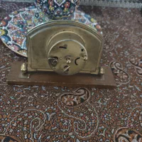 ساعت رومیزی تمام فلزی با پایه چوبی انتیک|کلکسیون اشیاء عتیقه|تهران, سازمان آب|دیوار