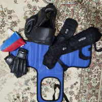 دو دست لباس کنگ فو و وسایل مبارزه