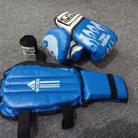 دو عدد باند بوکس و دوعدد دستکش و دو عدد ساق پا.