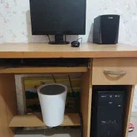 کامپیوتر با میز