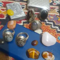 هیچ کدوم از انگشترهای نقره نیستن.