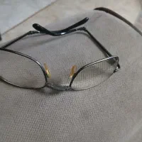 یک عینک نزدیک بین پیدا شده