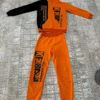 تعدادی هودی شلوار و کت و شلوار لی|لباس|هشتگرد, فشند|دیوار