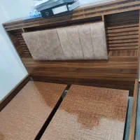 تخت دو نفره به همراه پاتختی و دراور اینه دار