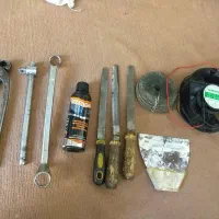 تعدادی اچار و ابزار