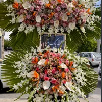 تاج گل تسلیت|گل و گیاه طبیعی|اصفهان, طامه|دیوار