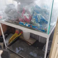 آکواریوم بزرگ با پایه آهنی