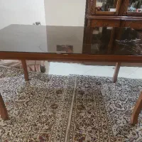 میز ناهار خوری چوبی با شیشه روی میز فروشی