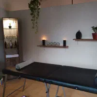 ماساژ و بادکش درمانی