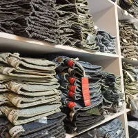فروشنده با تجربه کفش پوشاک مردانه