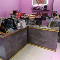 وسایل ویترین و دکوراسیون مغازه لوازم آرایشی