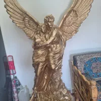 مجسمه ی طلایی