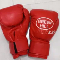 دستکش و کلاه بوکس و لباس ورزشی