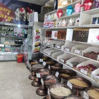 جام آجیل و قفسه شکلات