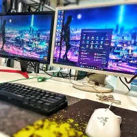 گوشی موبایل و کامپیوتر