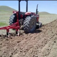 کار با تراکتور گاو آهن شش گلا آبدهی با تانکر بزرگ