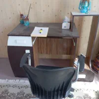 میز تحریر و کامپیوتر