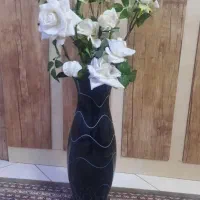 گلدان شیشه ای با گل