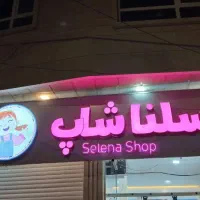 فروشنده خانم در لباس بچه گانه