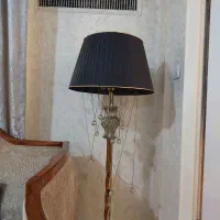 آباژور ایستاده