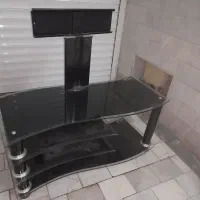 میز تلویزیون شیشه‌ای خیلی تمیز