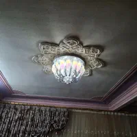 پرده میز تلویزیون و لوستر و مجسمه