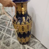 گلدان سرمه ای طلا کوب کنار سالنی بزرگ