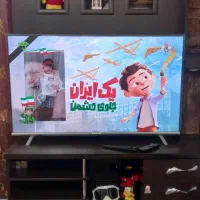 تلویزیون ۵۰ اینچ همراه با میز