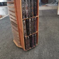 جای نوار کاست چوبی و تعداد 15 عدد نوار کاست قدیمی