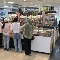 فروشنده آرایشی و بهداشتی  و عینک فروشی