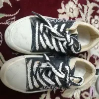 کفش کتونی|کیف، کفش، کمربند|قم, قلعه کامکار|دیوار