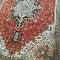 فرش ماشینی لاکی قرمز طرح‌هریس ۱۲۰۰شانه تراکم۳۶۰۰
