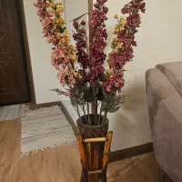 گلدان و گل مصنوعی