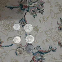 ۳ عدد سکه ۵۰۰۰ تومانی و ۲ عدد ۱۰۰۰ و ۱ عدد ۲