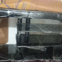 میز شیشه ای زیر تلویزیون