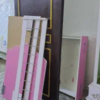 یه عدد تخت کودک ویه ساعت ایستاده ودر اتاق