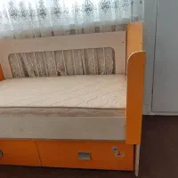 تخت خواب کودک به همراه تشک و  ویترین