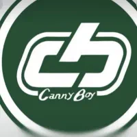 کارگر ساده در انبار پوشاک