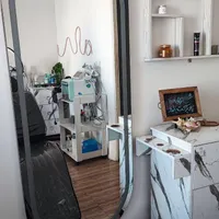 دکور سالن زیبایی و ارایشگاه،صندلی اصلاح و...